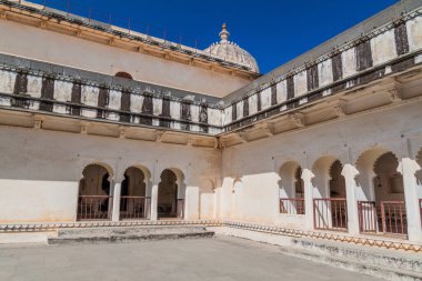 Kumbhalgarh kalesindeki Badal Mahal sarayının avlusu, Rajasthan eyaleti, Hindistan