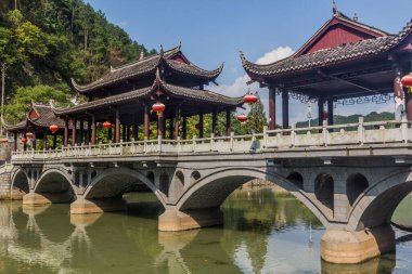 Çin 'in Hunan bölgesindeki Fenghuang Antik Kentinde Tuo Nehri' ni geçen köprü.