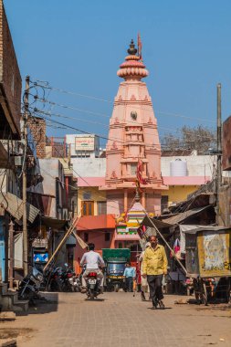 VRINDAVAN, INDIA - 18 Şubat 2017: Vrindavan, Uttar Pradesh Eyaleti, Hindistan 'daki küçük pembe Hindu tapınağı