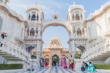 VRINDAVAN, INDIA - 18 Şubat 2017: İnsanlar kutsal Vrindavan kentindeki Sri Krishna-Balaram Mandir tapınağını ziyaret ediyorlar. Bu tapınak Hare Krishna örgütünün merkezi..