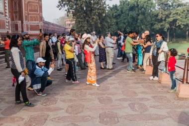 AGRA, Hindistan - 19 Şubat 2017: Ünlü Taj Mahal, Hindistan 'ı ziyaret eden turistler