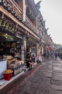FENGHUANG, ÇİN - 13 Ağustos 2018: Fenghuang Antik Kenti, Çin 'de çeşitli dükkanları olan yaya sokağı