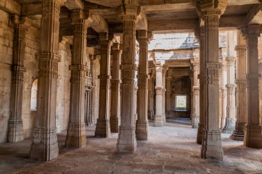 Hindistan 'ın Gujarat eyaletindeki tarihi Champaner şehrindeki Kevda Mescidi camii.