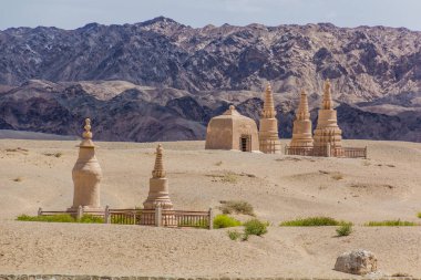 Dunhuang, Gansu Eyaleti yakınlarındaki Mogao Grottoes 'taki Budist pagoda' lar.