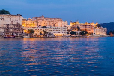 Udaipur 'daki şehir sarayının akşam manzarası, Rajasthan eyaleti, Hindistan