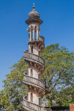 Junagad, Gujarat Eyaleti, Hindistan 'daki Bahar-ud-din Bhar mezarının minaresi.