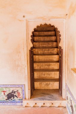 KUMBHALGARH, Hindistan - 13 Şubat 2017: Kumbhalgarh kalesindeki Badal Mahal sarayındaki merdivenler, Rajasthan eyaleti, Hindistan