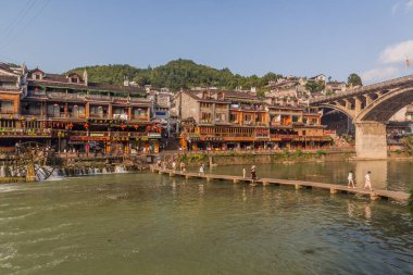FENGHUANG, ÇİN - 14 AĞUSTOS 2018: Riverside evleri ve Hunan ilindeki Fenghuang Antik Kenti, Çin