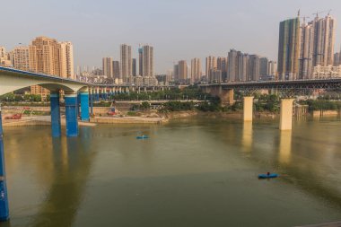 Chongqing, Çin 'deki Jialing Nehri üzerindeki köprüler.