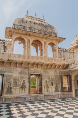 UDAIPUR, Hindistan - 12 Şubat 2017: Udaipur, Rajasthan Eyaleti, Hindistan 'daki Şehir Sarayı' nın Avlusu