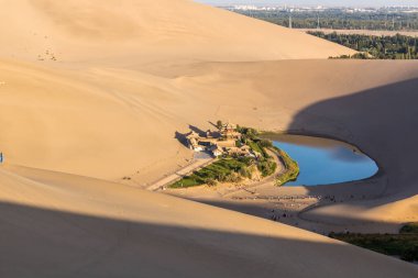 Çin 'in Gansu Eyaleti, Dunhuang yakınlarındaki Singing Sands Dune' da Hilal Ay Gölü