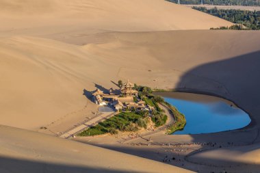 Çin 'in Gansu Eyaleti, Dunhuang yakınlarındaki Singing Sands Dune' da Hilal Ay Gölü