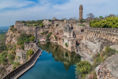 Chittorgarh, Rajasthan Eyaleti, Hindistan 'daki Chittor Kalesi' nde Gaumukh rezervuarı.