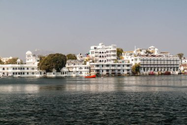  Pichola Gölü ve Udaipur 'daki Hanuman Ghat' taki binalar, Rajasthan eyaleti, Hindistan