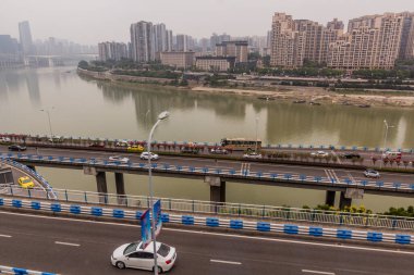CHONGQING, ÇİN - 17 AĞUSTOS 2018: Chongqing, Çin 'deki Otoyol ve Jialing Nehri