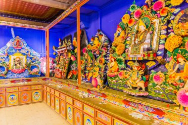 XIAHE, ÇİN - 24 AĞUSTOS 2018: Çin 'in Gansu ilindeki Xiahe kasabasındaki Labrang Manastırı' nda öküz yağından heykeller