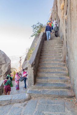 JUNAGADH, Hindistan - 10 Şubat 2017: Girnar Tepesi, Gujarat Eyaleti, Hindistan