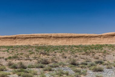 Jiayuguan yakınlarındaki Çin Seddi 'nin toprak parçası, Gansu Eyaleti, Çin