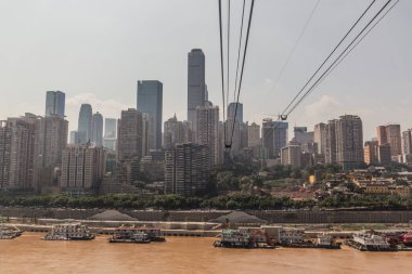 Chongqing, Çin 'deki Yangtze Nehri Ropeway ve Dongshuimen Köprüsü