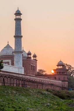 Hindistan, Agra 'da gün batımında Taj Mahal' in minaresi