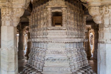  Ranakpur, Rajasthan Eyaleti, Hindistan 'daki Jain tapınağının içi mermer.