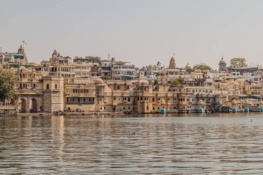 Udaipur, Rajasthan Eyaleti, Hindistan 'daki Pichola Gölü yakınlarındaki tarihi binalar.