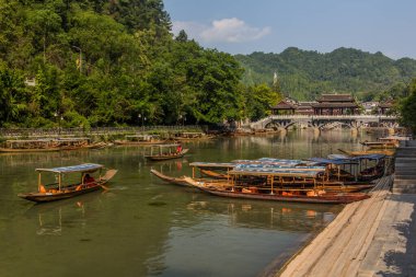 FENGHUANG, ÇİN - 14 Ağustos 2018: Fenghuang Antik Kenti, Hunan Bölgesi, Çin 'deki Tuo Nehri' nde tekneler