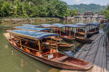 FENGHUANG, ÇİN - 14 Ağustos 2018: Fenghuang Antik Kenti, Hunan Bölgesi, Çin 'deki Tuo Nehri' nde tahta botlar