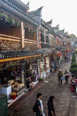 FENGHUANG, ÇİN - 13 Ağustos 2018: Fenghuang Antik Kenti, Çin 'de çeşitli dükkanları olan yaya sokağı