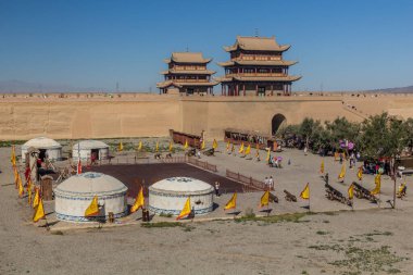 JIAYUGUAN, ÇİN - 22 Ağustos 2018: Yurtlu Jiayuguan Kalesi Avlusu, Gansu Eyaleti, Çin