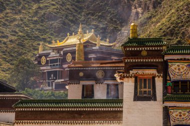 Çin 'in Gansu eyaletindeki Xiahe kasabasındaki Labrang Manastırı binaları