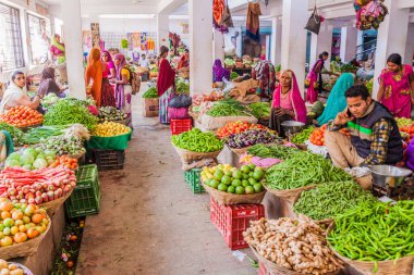 CHANGARH, Hindistan - 15 Şubat 2017: Chittorgarh, Rajasthan Eyaleti, Hindistan 'daki meyve ve sebze pazarının manzarası