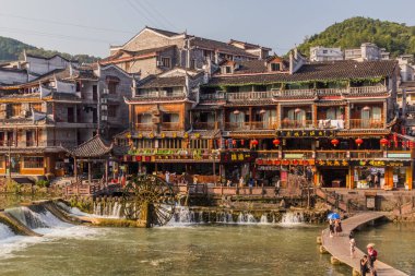 FENGHUANG, ÇİN - 14 AĞUSTOS 2018: Riverside evleri, su çarkı ve Fenghuang Antik Kenti, Hunan Bölgesi, Çin