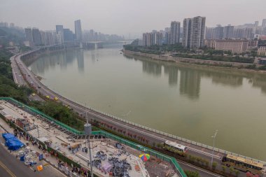 CHONGQING, ÇİN - 17 AĞUSTOS 2018: Chongqing, Çin 'deki Otoyol ve Jialing Nehri