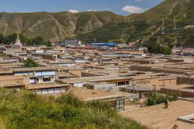Gansu vilayetinde Labrang manastırı olan Xiahe kasabası manzarası, Çin