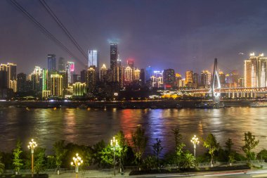 Chongqing 'in ufuk çizgisi ve Yangtze nehri, Çin