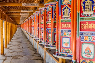 Çin 'in Gansu bölgesindeki Xiahe kasabasındaki Labrang Manastırı' nın etrafındaki dua tekerlekleri.