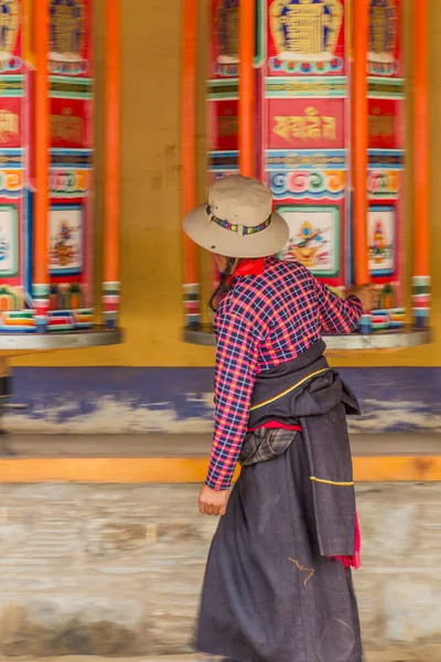 Xiahe Čína Srpna 2018 Oddaný Předává Řadu Modlících Kol Kolem — Stock fotografie