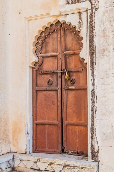 インドラジャスタン州クンバハル要塞のバダル マハル宮殿の扉 — ストック写真