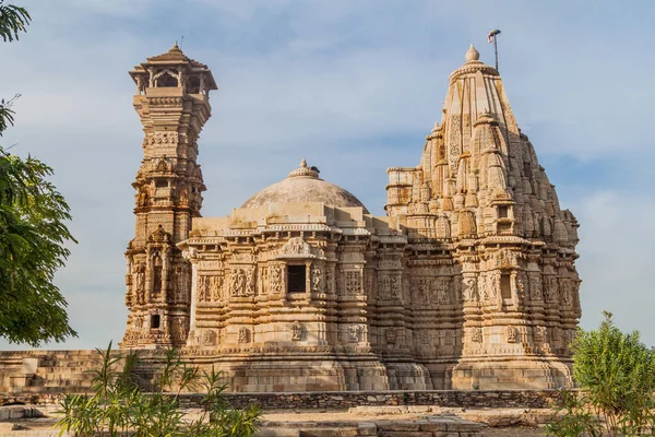 印度拉贾斯坦邦Chittorgarh的Chittor Fort的Kirti Stambha 名人塔 和Shri Digamber Jain Adinath寺 — 图库照片