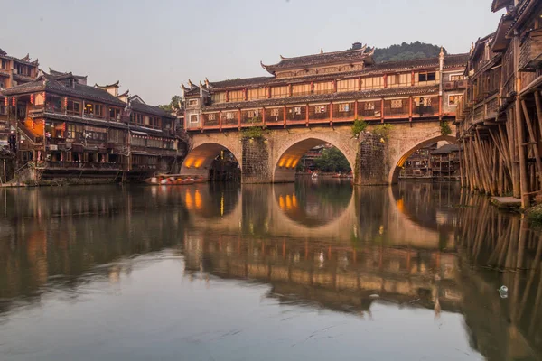 Çin 'in Hunan bölgesindeki Fenghuang Antik Kentinde, Tuo Nehri üzerindeki Hong köprüsü.