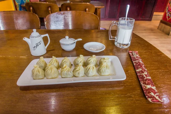 チベット料理 モモ餃子とヤクのミルク — ストック写真