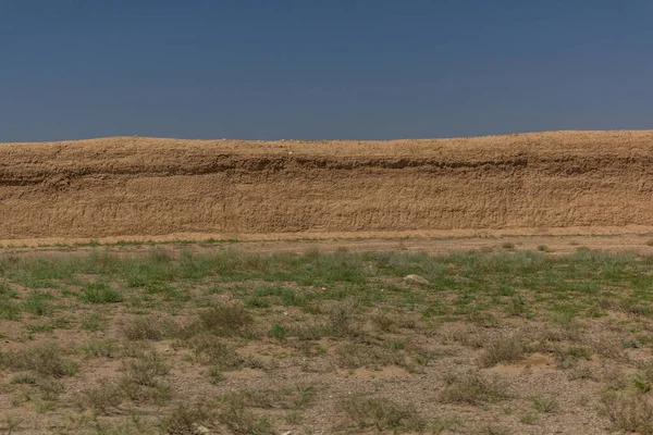 Jiayuguan yakınlarındaki Çin Seddi 'nin toprak parçası, Gansu Eyaleti, Çin