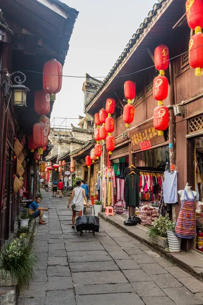 Fenghuang Čína Srpna 2018 Úzká Dlážděná Ulice Starověkém Městě Fenghuang — Stock fotografie