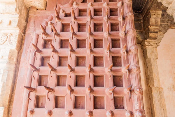 Spikar Mot Elefanter Vid Dörren Till Kumbhalgarh Fästning Rajasthan Staten — Stockfoto