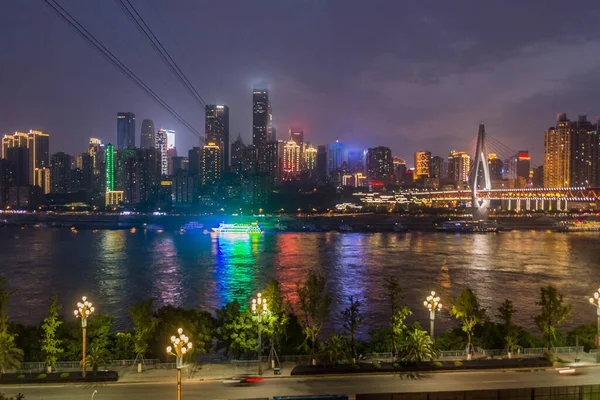 Chongqing 'in ufuk çizgisi ve Yangtze nehri, Çin