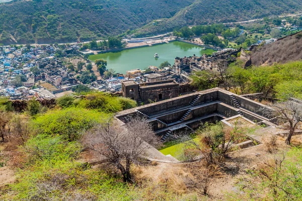 印度拉贾斯坦邦Taragarh Fort有台阶井的Bundi和Nawal Sagar湖的空中景观 — 图库照片