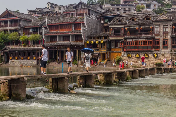 Fenghuang China Серпня 2018 Люди Перетинають Річку Туо Фенгуангу Стародавнє — стокове фото