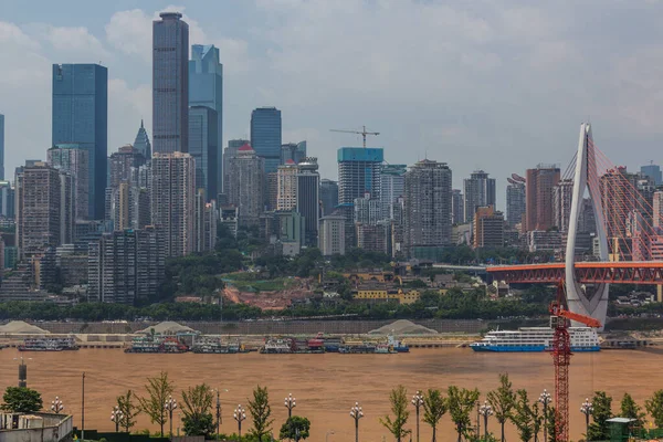 Chongqing 'in ufuk çizgisi ve Yangtze nehri, Çin
