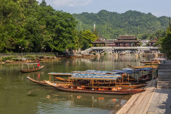 FENGHUANG, ÇİN - 14 Ağustos 2018: Fenghuang Antik Kenti, Hunan Bölgesi, Çin 'deki Tuo Nehri' nde tekneler